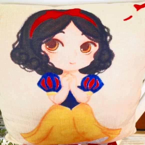 Snow White Princess Pillow Disney Inspired 18" Excellent Clean Zip Closure ❤️ - Picture 1 of 4